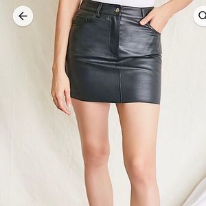 Mini faux leather skirt in XL. 1 black and 1 cream $17(each)